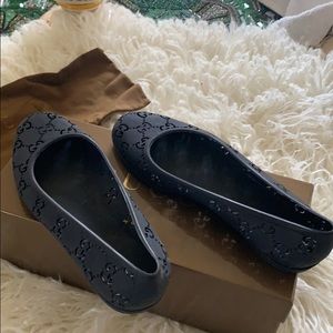 Gucci logo rubber flats
